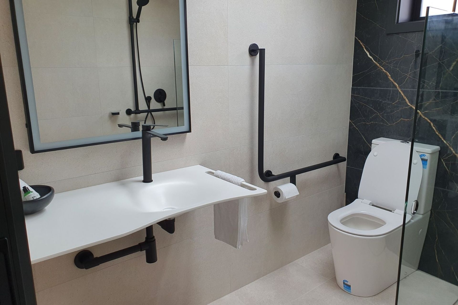 This grab rail is a contemporary finish that suits the rest of the fixtures.