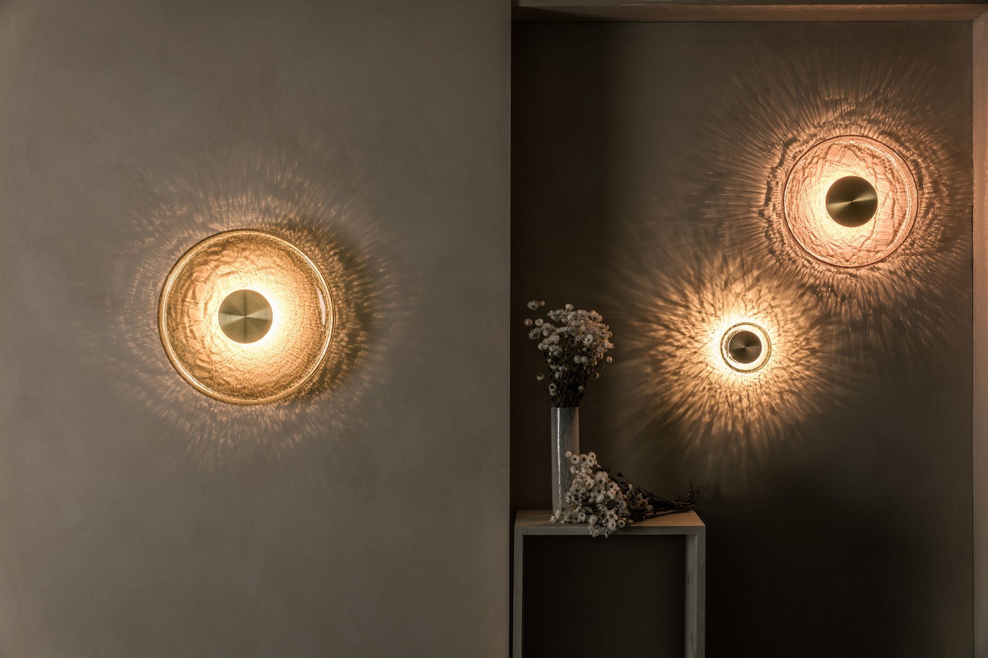 With LED technology and dimmable control options the Greenway Crackle W4 | Wall Light lets you enhance the mood as you please.