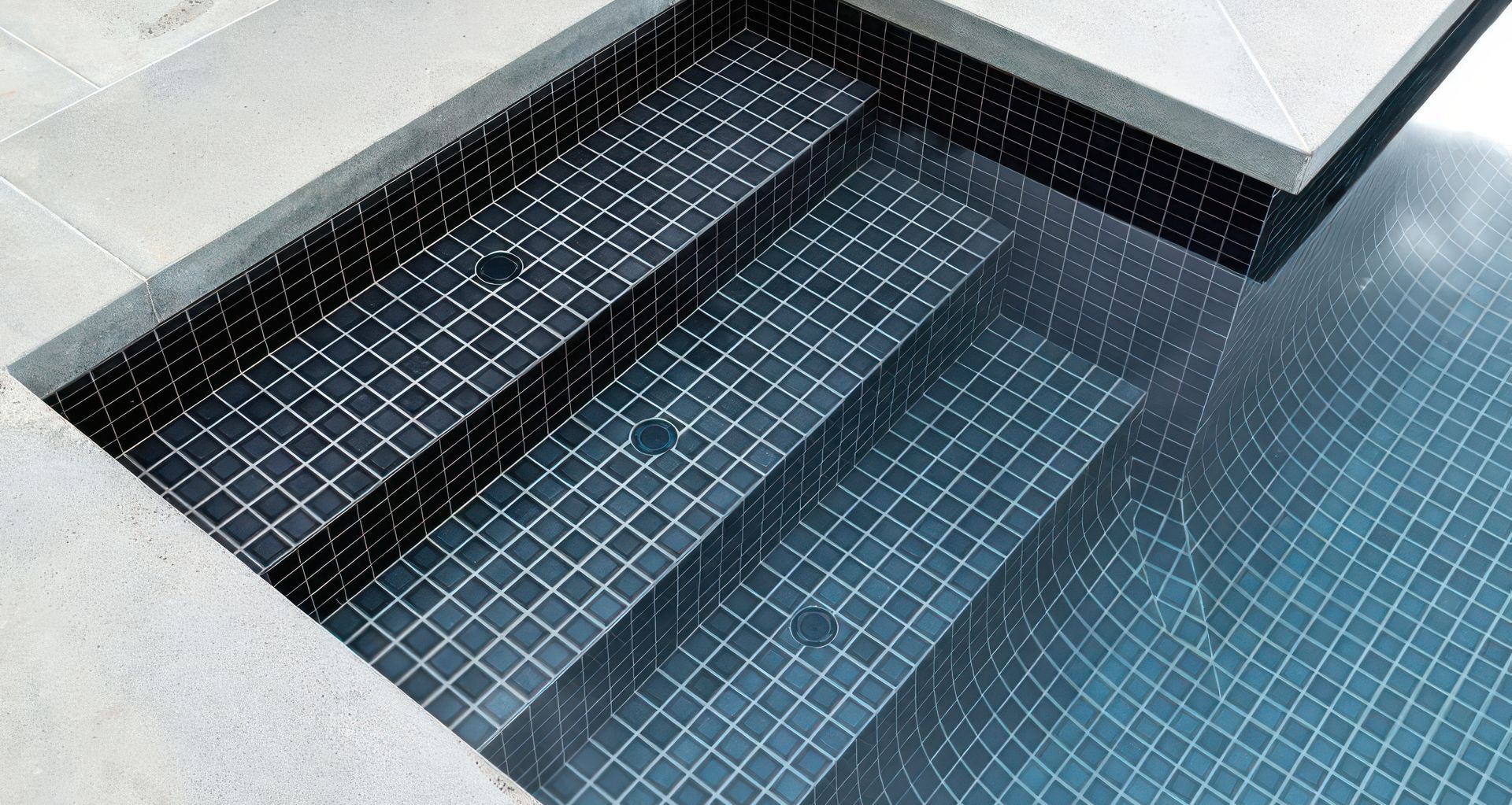 Bluestone paving with Charcoal Grey 48×48 Pool tiles