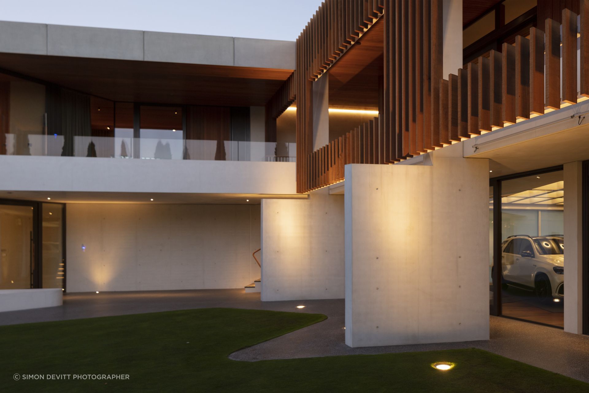 The Superwhite colour oxide frome PeterFell created a creamy white when mixed with standard aggregate, which juxtaposes beautifully against the timber fins on the upper level of Clifftops house.