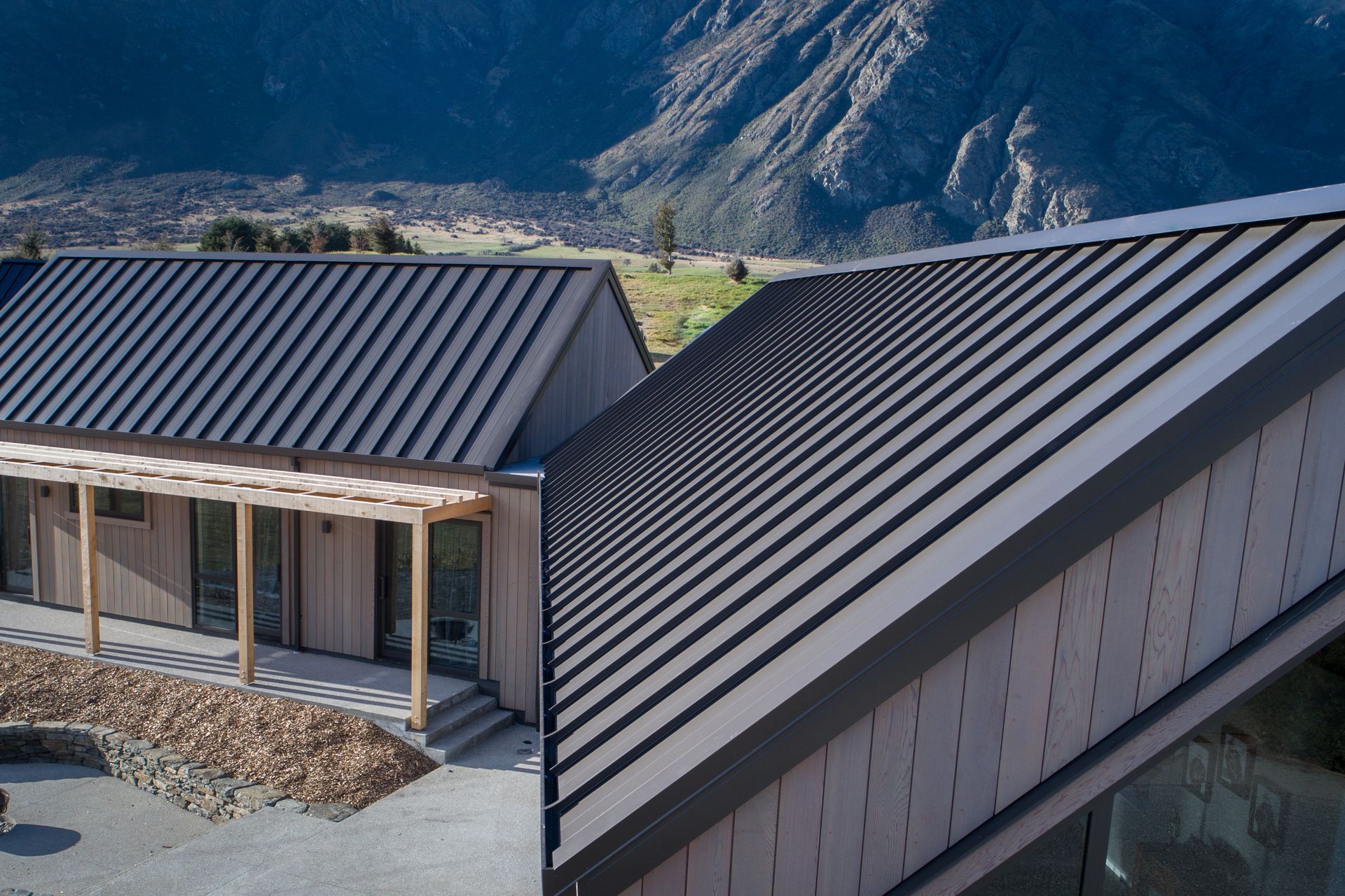 The Alpine Tray SS675 is securely fastened or ‘snap-locked’ onto roof purlins and wall girts through a concealed clip mechanism.