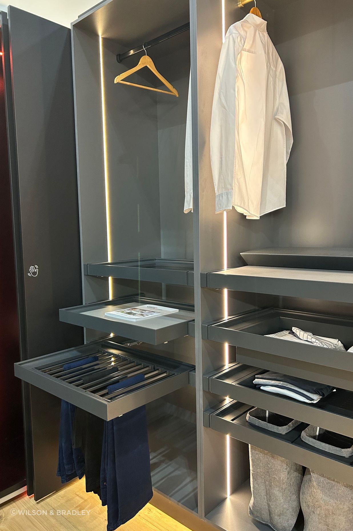 The SIGE Kaos Wardrobe System keeps your closet organised and prevents clutter.