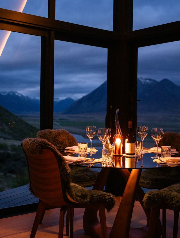 Whether dining in the evening or during the day, the cabin's glass walls allow for extensive views of the stunning landscape.