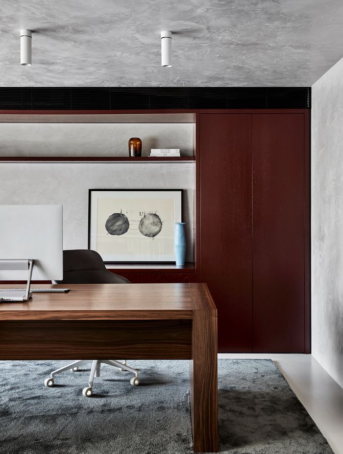 A marbled look on the ceiling and walls elevates this office space.