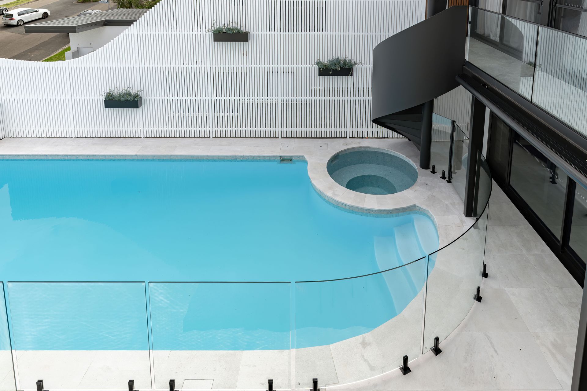 Bespoke glazed panels were created by Glazed Co to reflect the curves of the pool.