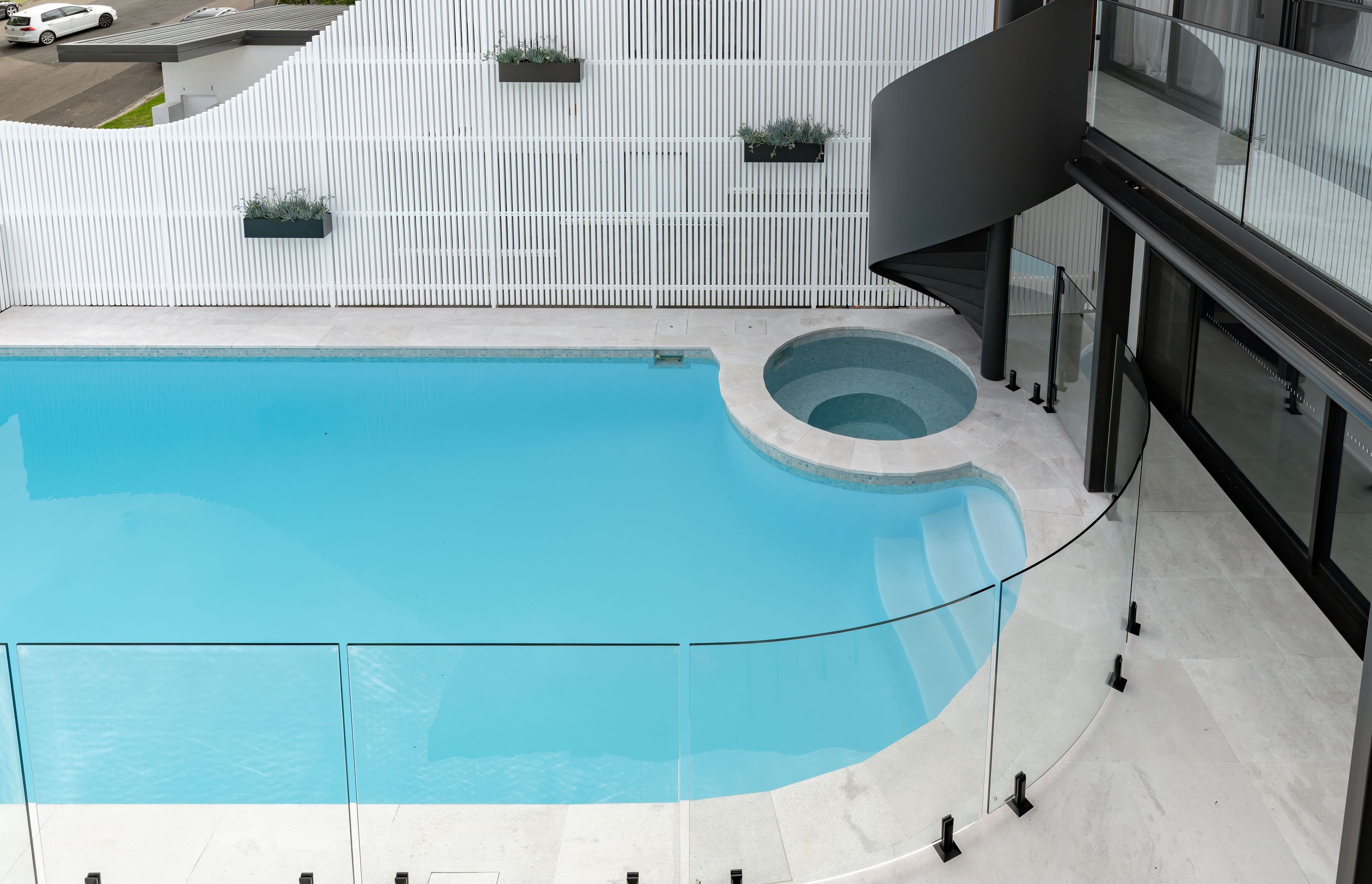 Bespoke glazed panels were created by Glazed Co to reflect the curves of the pool.