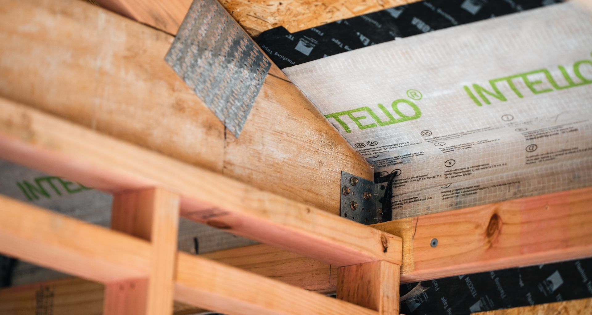 Pro Clima INTELLO PLUS provides a vapour control layer and an airtightness membrane to ensure protection against the elements