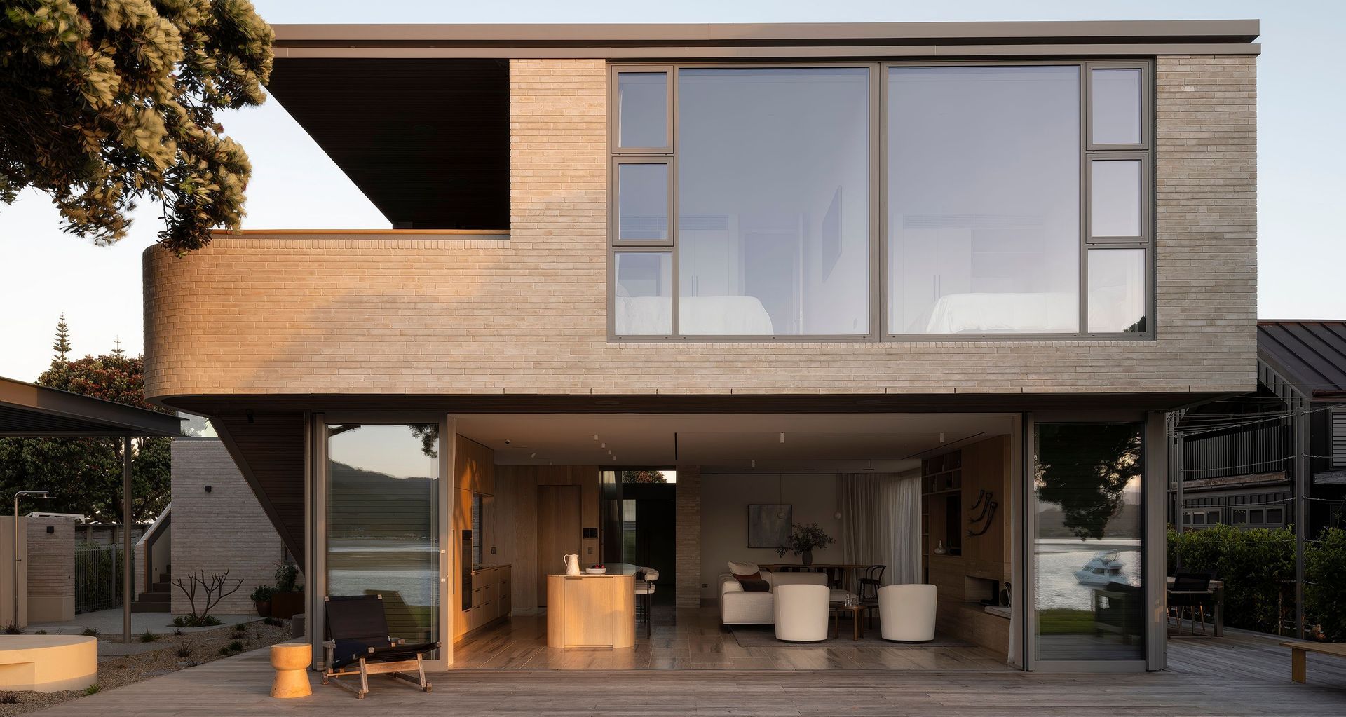 Sandtrap uses both FlushBox, Flush Fit and recessed curtain systems from Vanda to create a seamless visual connection from indoors to outdoors.