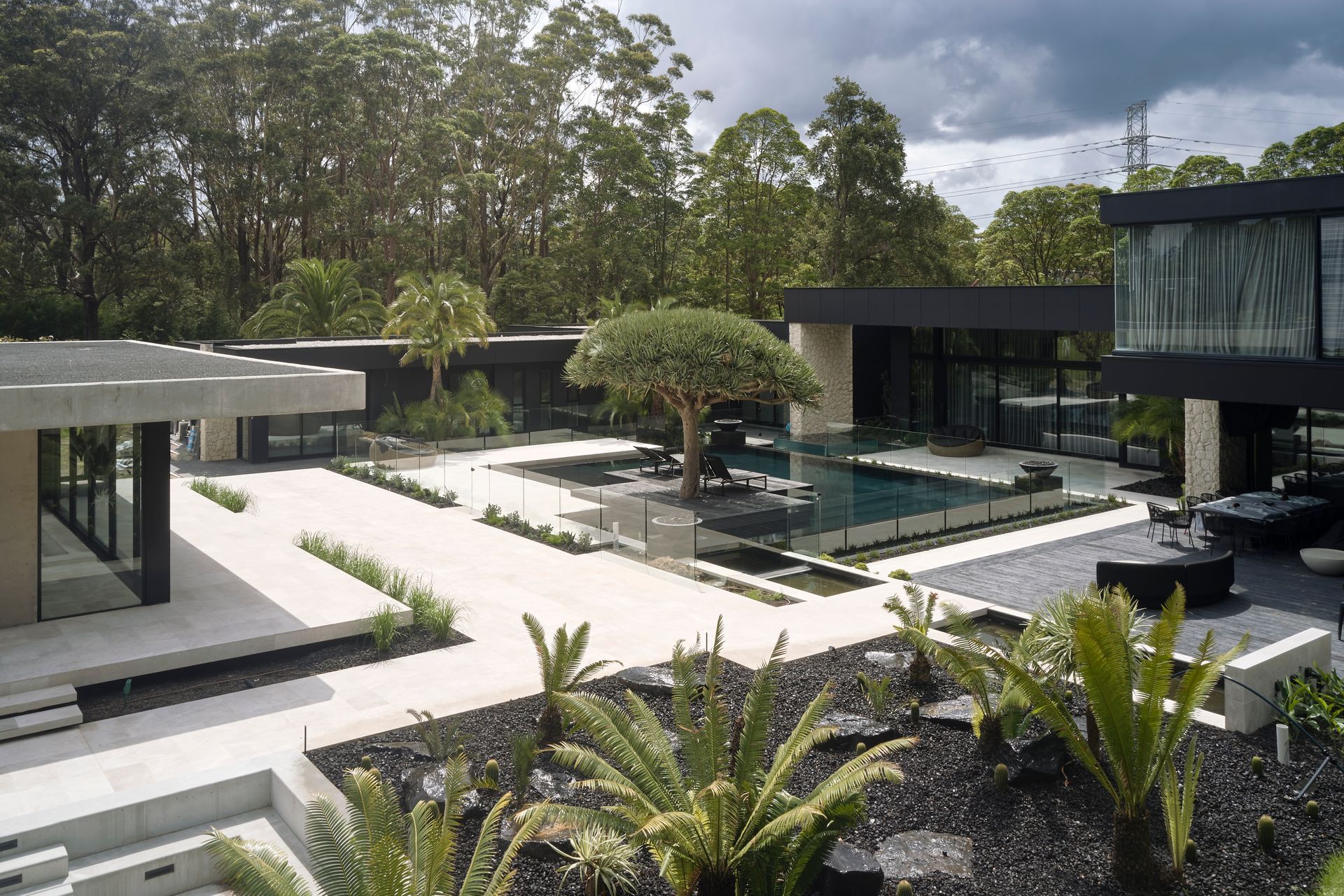The frameless glass allows an absolutely seamless experience of the pool and landscaping, with no visual interruptions.