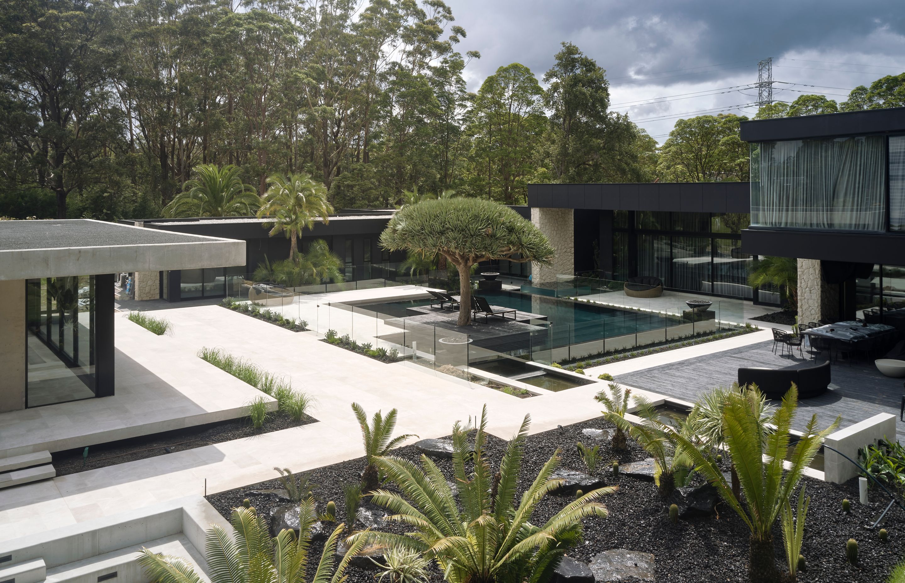 The frameless glass allows an absolutely seamless experience of the pool and landscaping, with no visual interruptions.