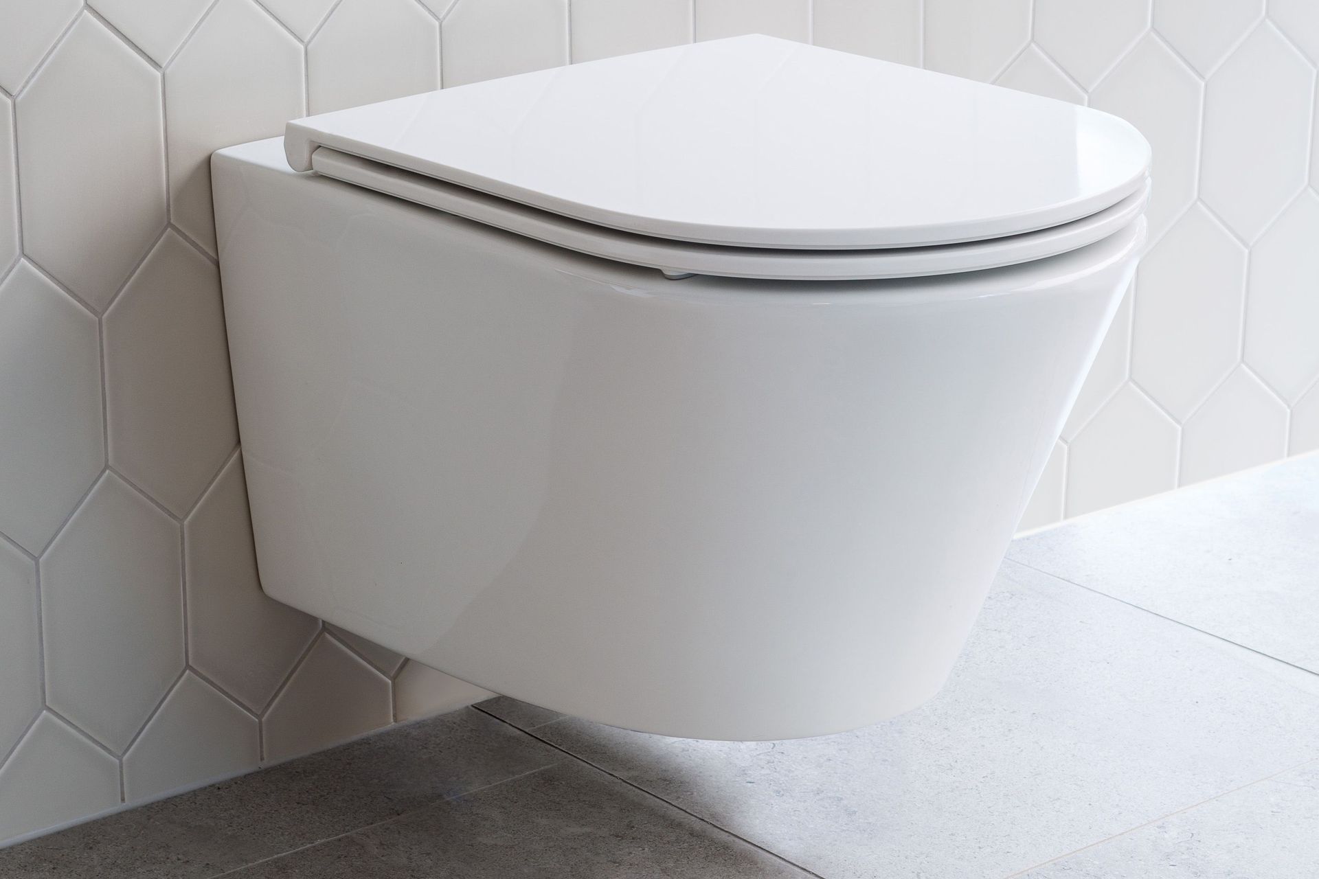 The top-of-the-line Evora Wall Hung Toilet delivers exceptional flush performance with its 4.5/3 L in wall cistern.