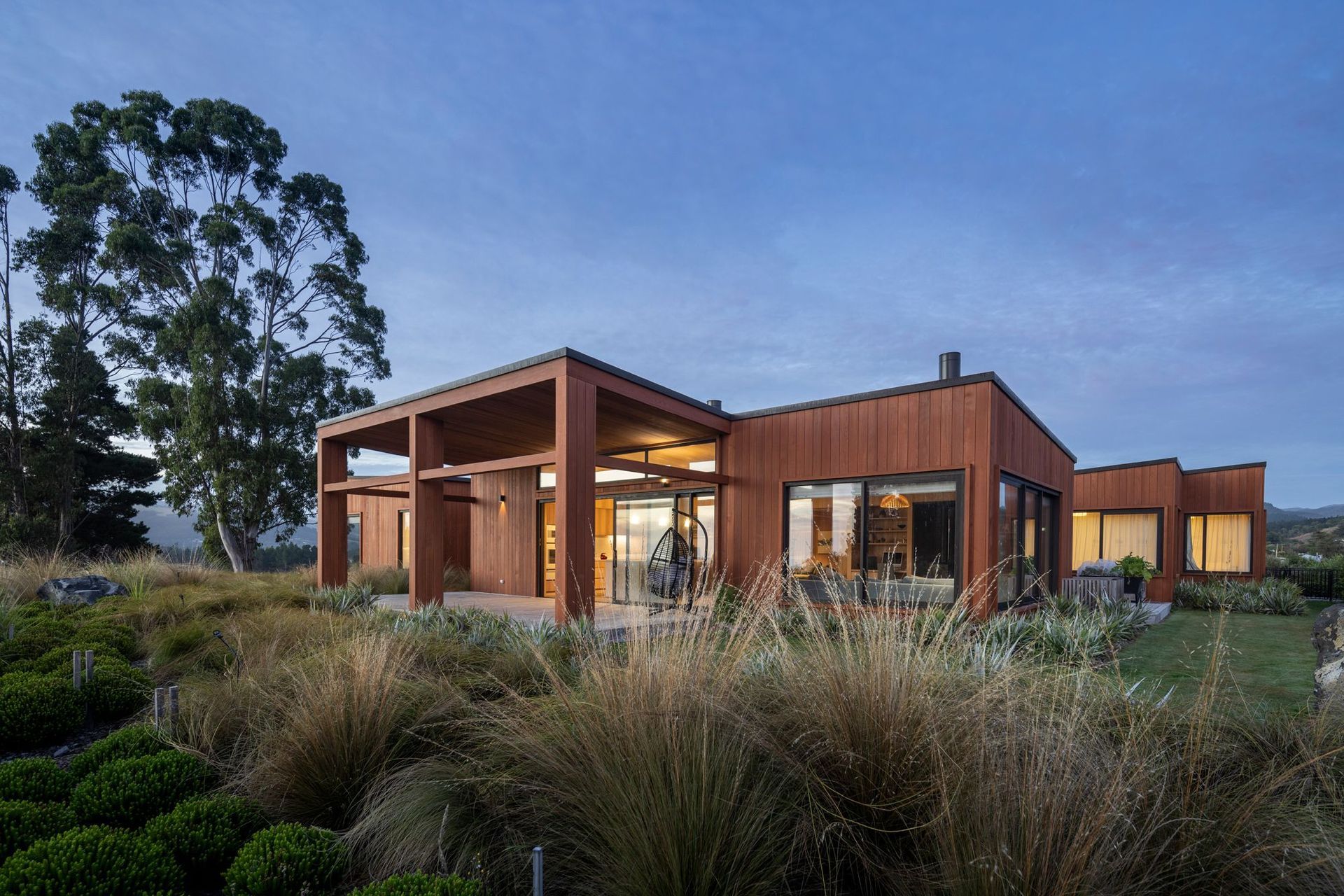 For this project in Otago, Dryden WoodOil was paired with the Dryden Colourtone Elm to help blend into the stunning surroundings.