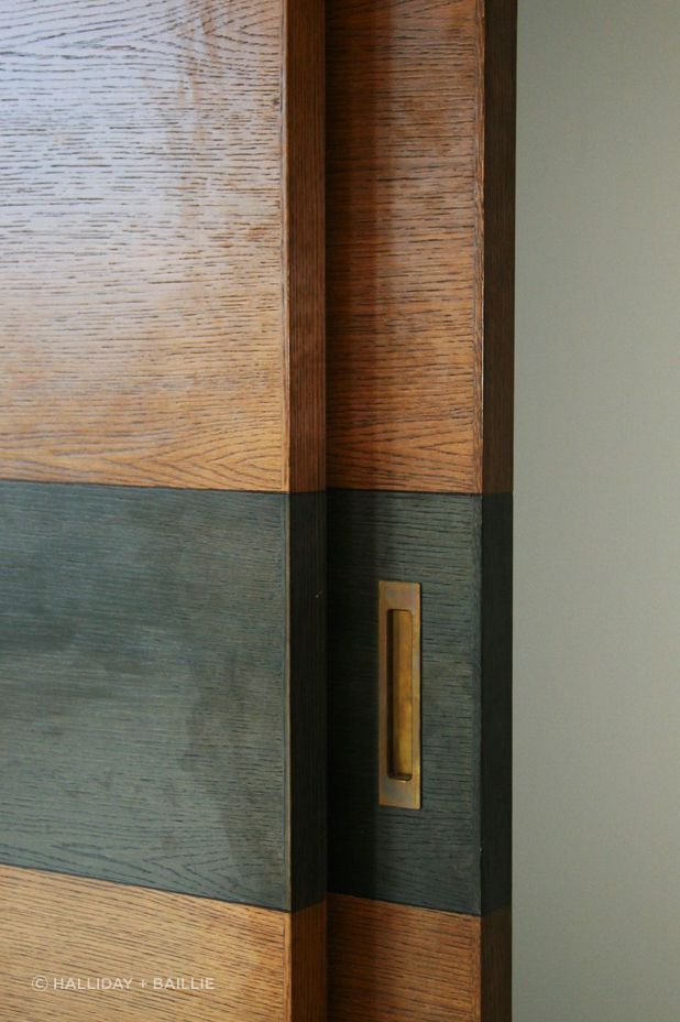 Flush pull handles for sliding doors