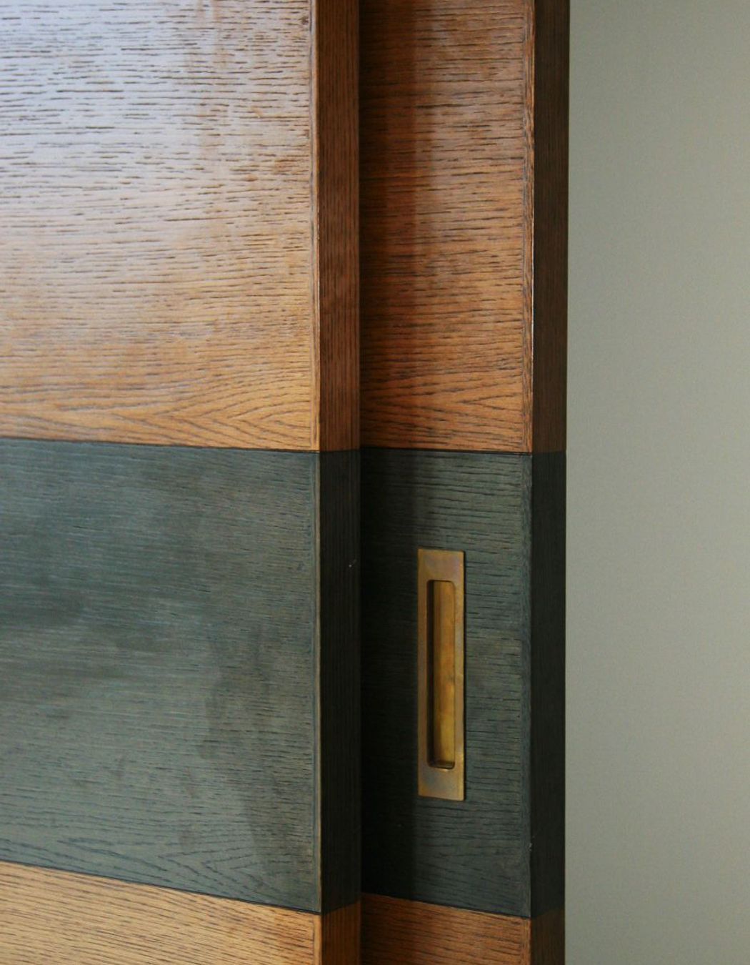 Flush pull handles for sliding doors