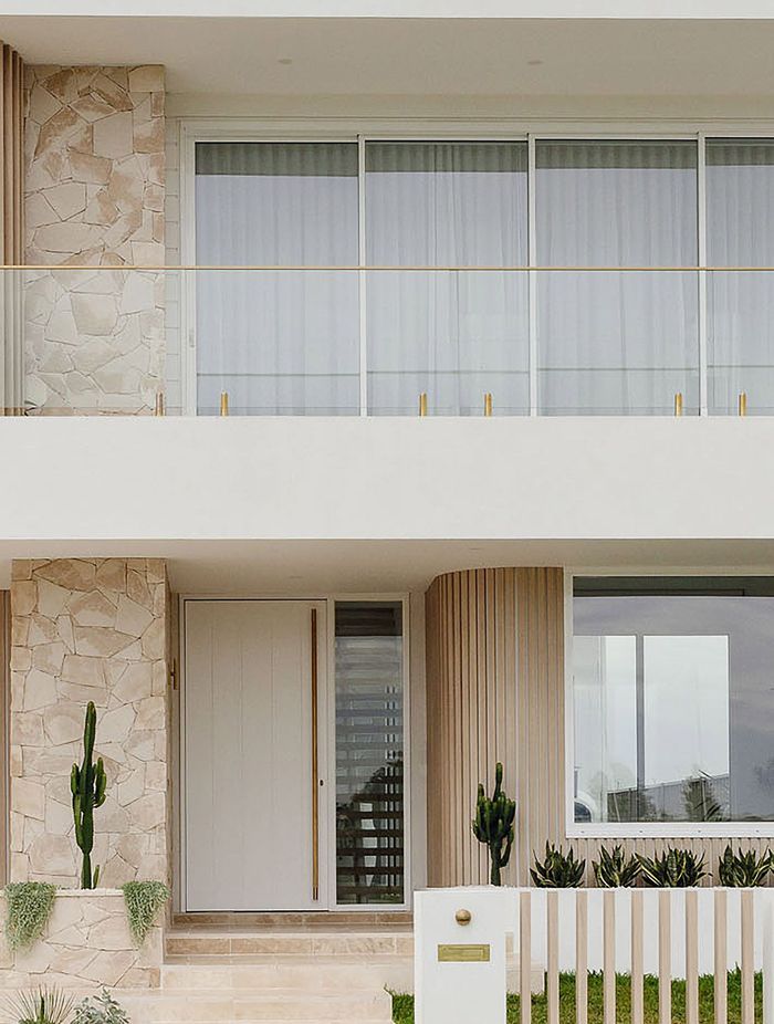 The Qualicoat-approved finish ensures low maintenance.