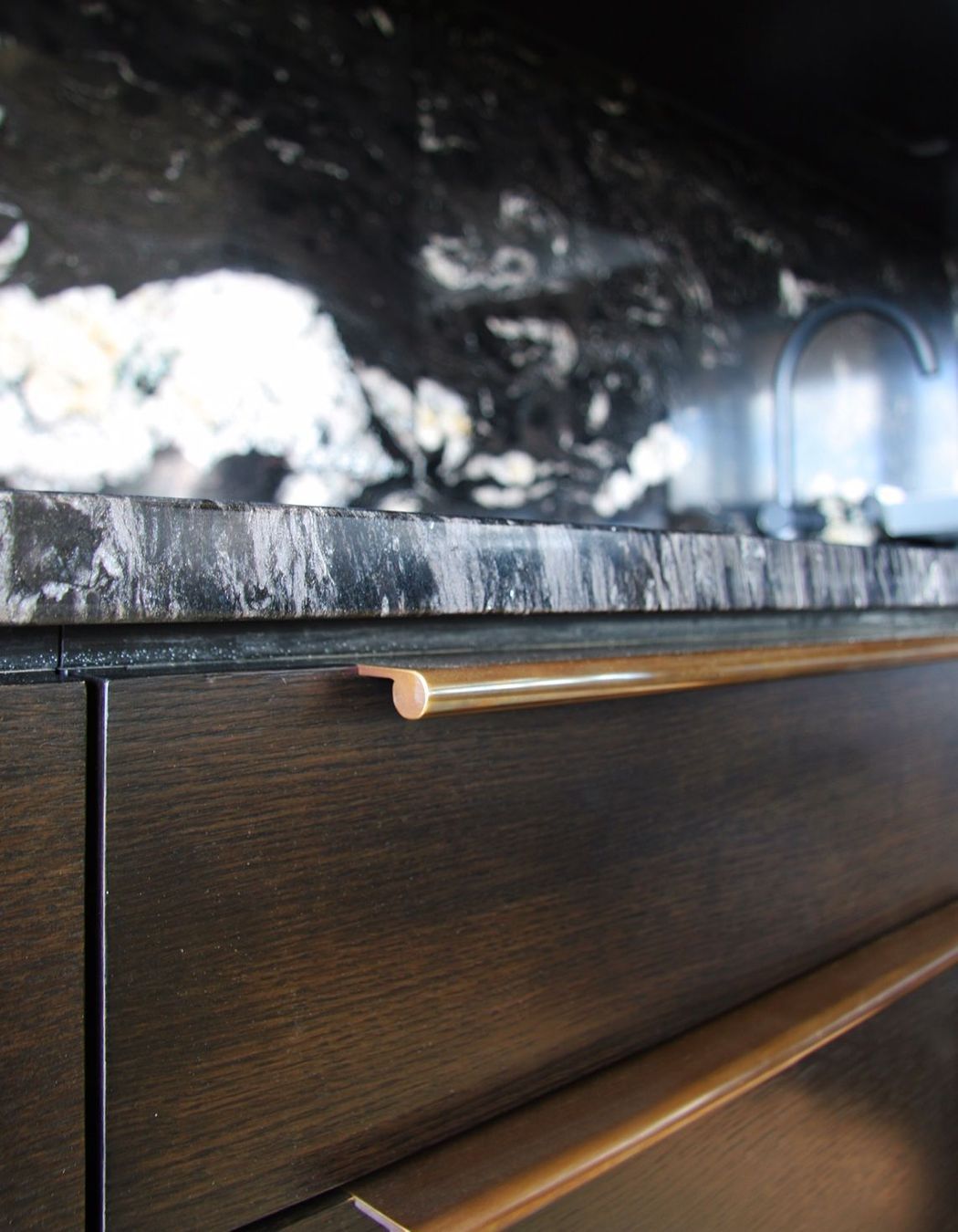 A slimline, integrated solution for drawers and joinery cupboards, the range of Continuous Drawer Pulls is ideal for kitchens, wardrobes, or on cupboard doors.