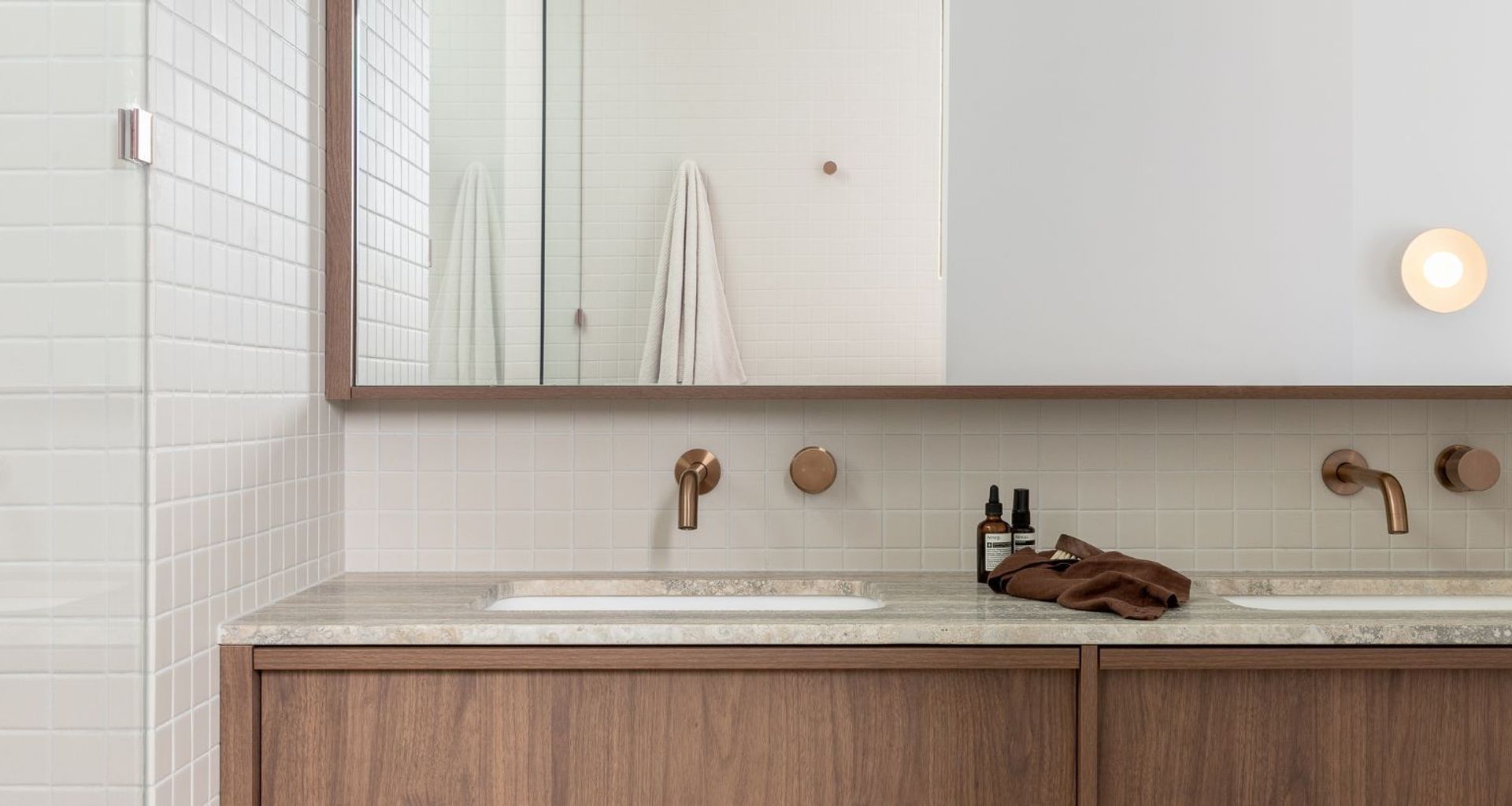 Providing superb versatility, the Progressive mixer comes in three different handle designs, which include the minimalist Barre, the vintage Cross and the smooth rounded single Milani hand mixer.