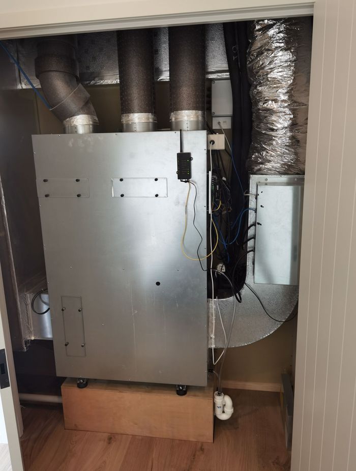 An example of the EOS after installation.