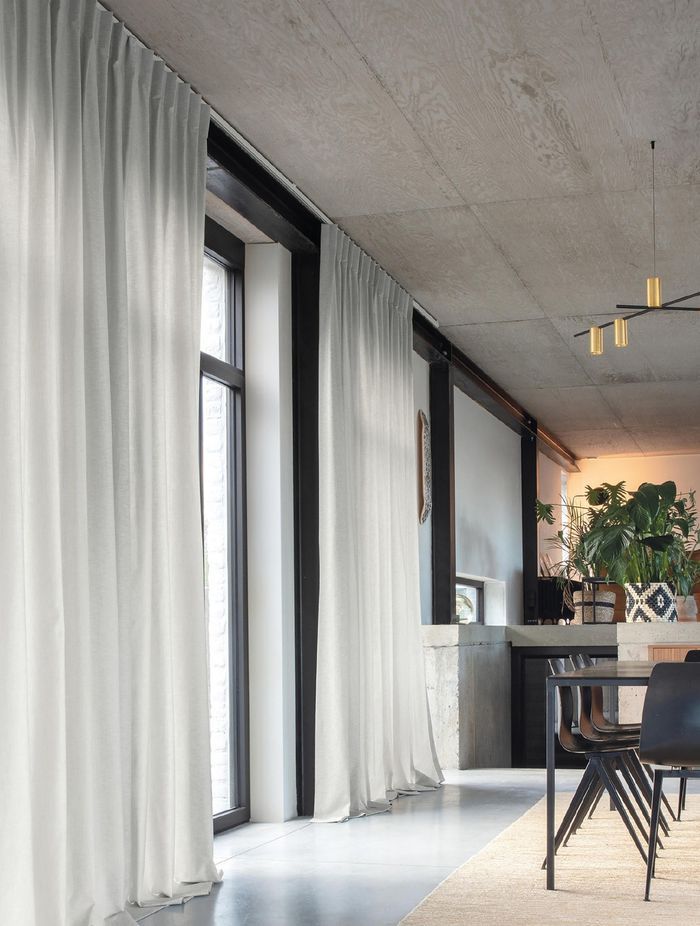 Top Fixed Track. Fabric: James Dunlop, Charlton