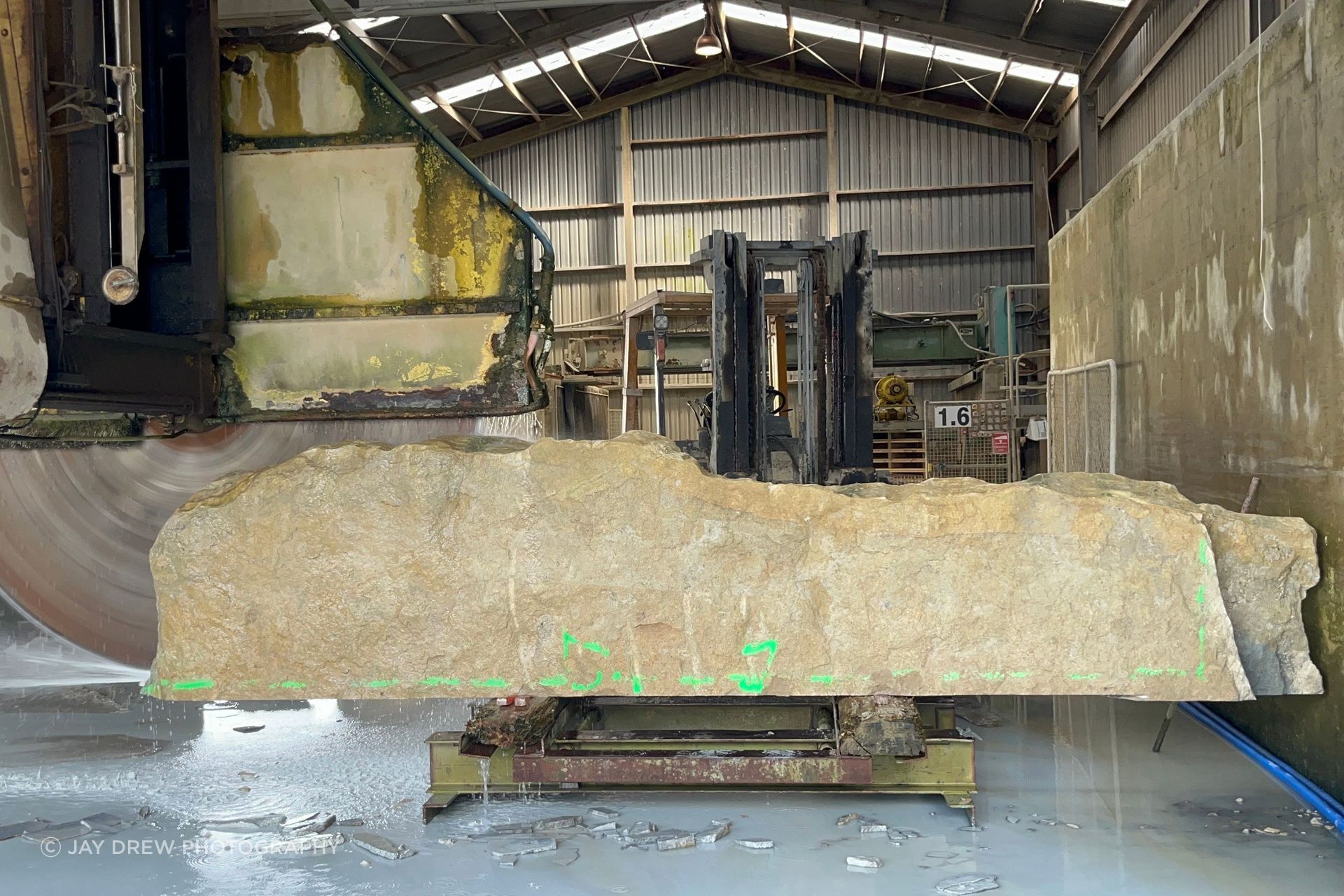 Large boulder processing requires specialist machinery, planning and technical knowledge, particularly when a single stone piece needs to be shaped for a highly specific architectural use.