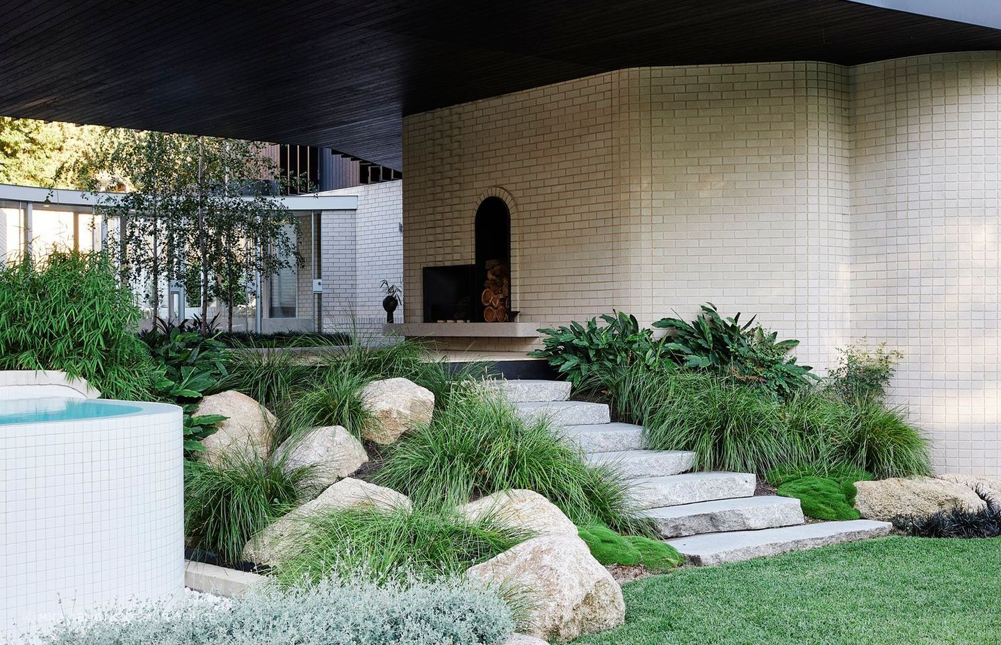 Contours grace the home at every turn, demonstrating the versatile that brick can offer when put in the right hands - Photography: Derek Swalwell