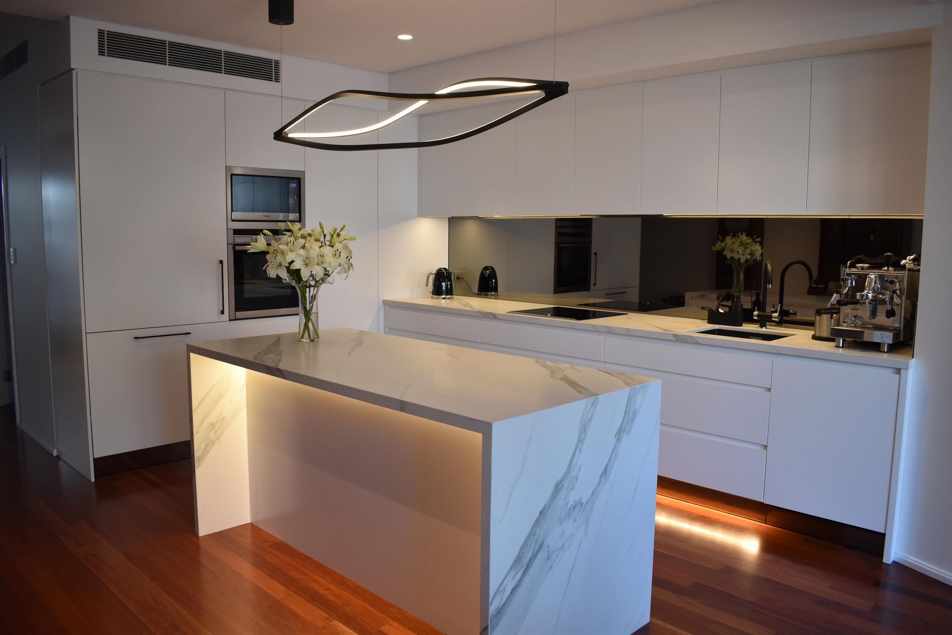 Modern marble kitchen by JPC Kitchens