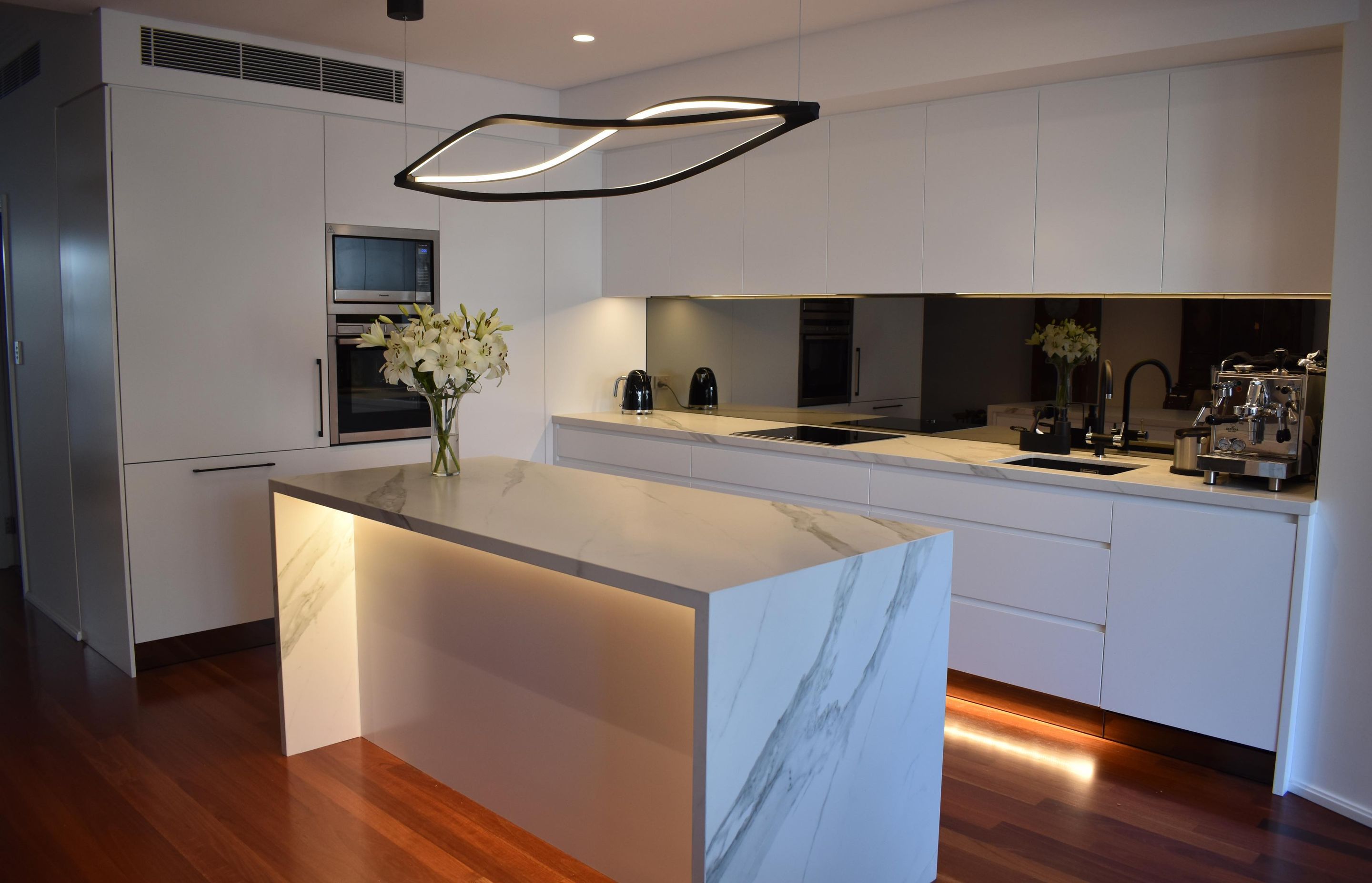 Modern marble kitchen by JPC Kitchens