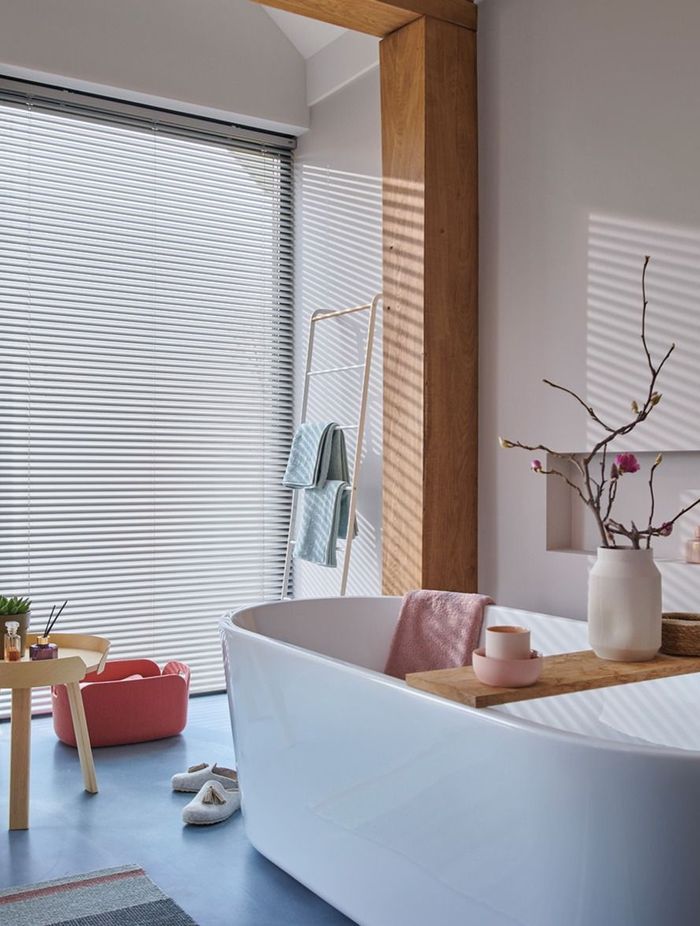 PVC venetian blinds ensure easy care and resistance to mildew.