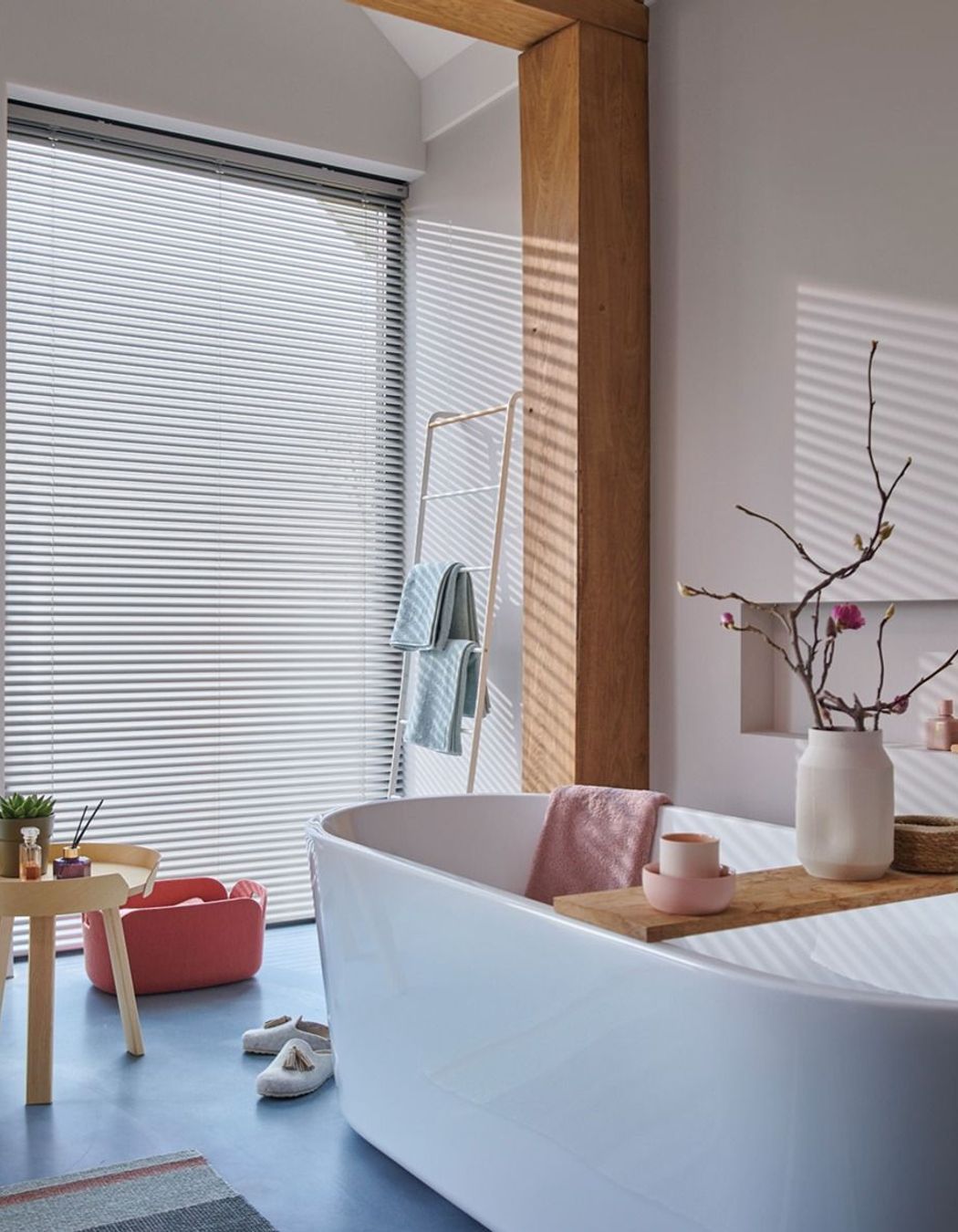 PVC venetian blinds ensure easy care and resistance to mildew.