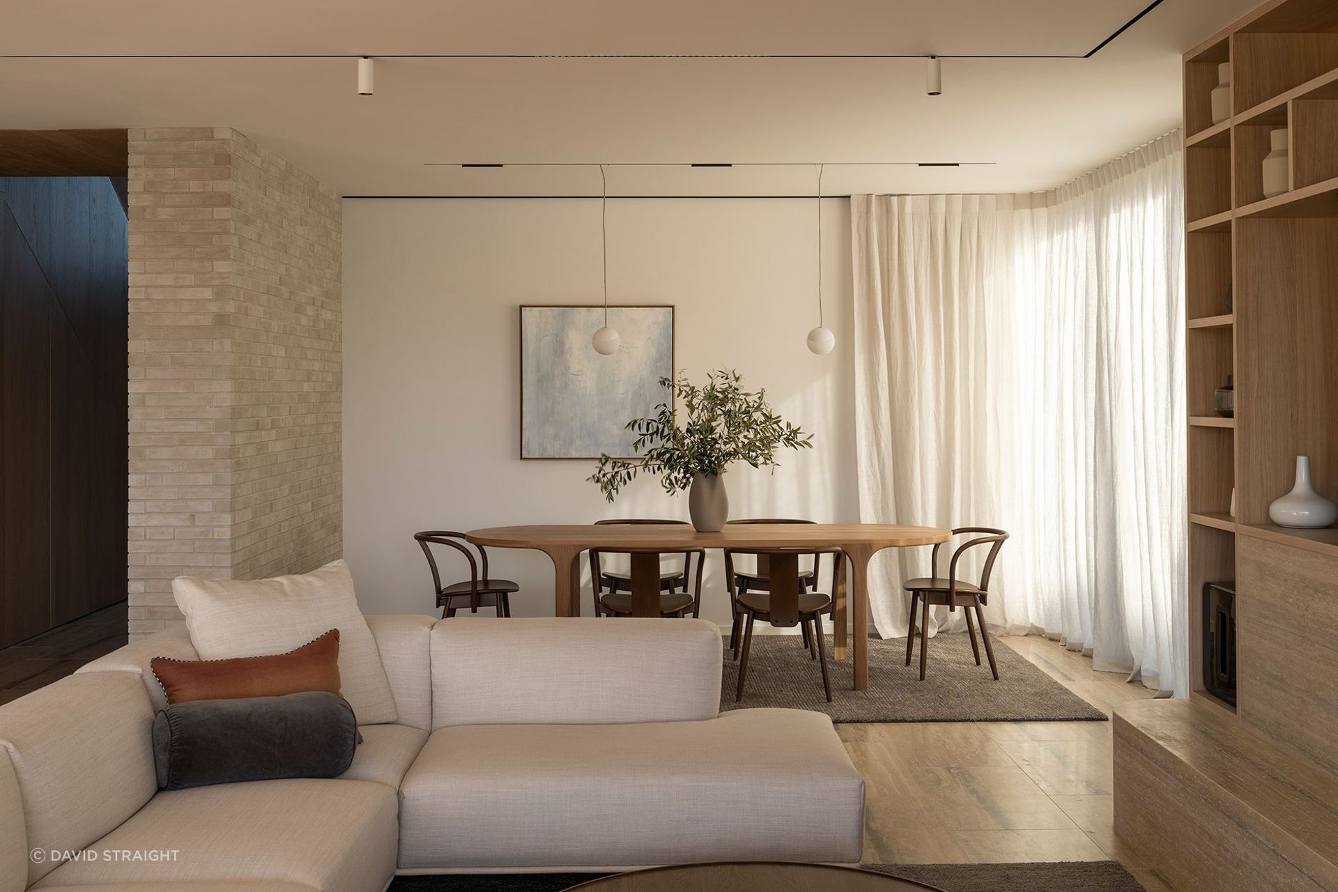 Sandtrap uses Vanda's recessed ceiling curtain tracks.