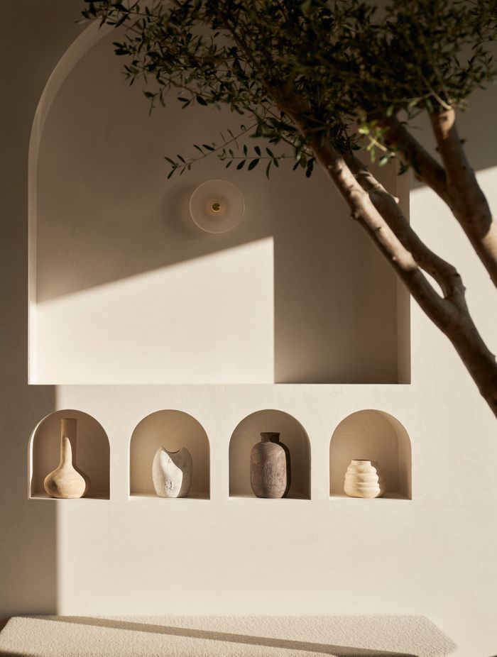 The classic chalky texture on these arched recesses creates a classic yet contemporary aesthetic.