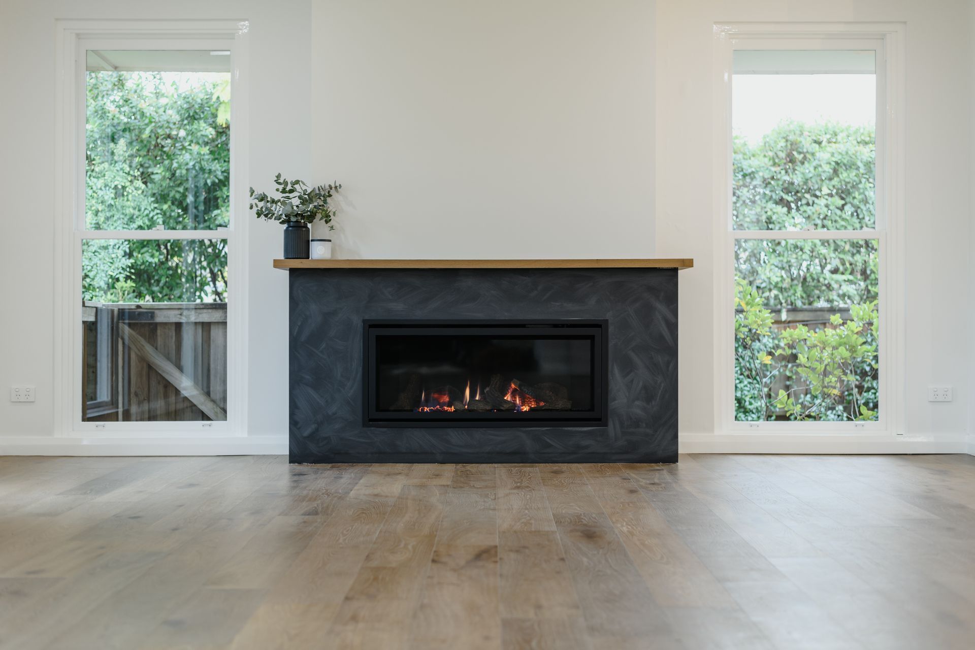 Inside the SLR-X, a reﬂective glass liner radiates the ﬁre and intensiﬁes the ﬂame.