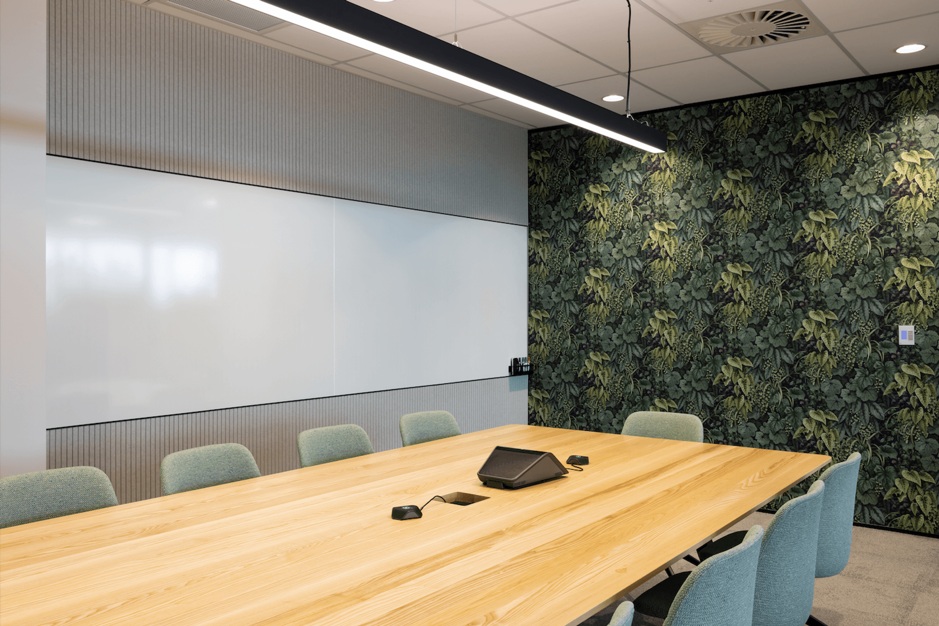 Whiteboards are especially conducive to productivity, facilitating the visualisation of ideas and concepts.