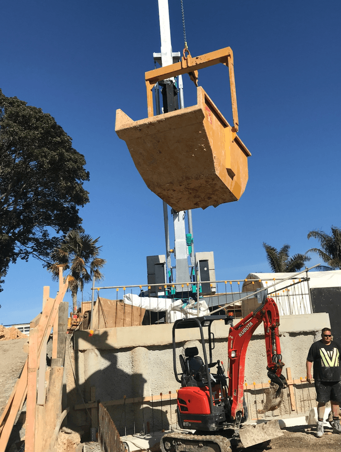 Self-erecting cranes optimises logistics on construction sites.