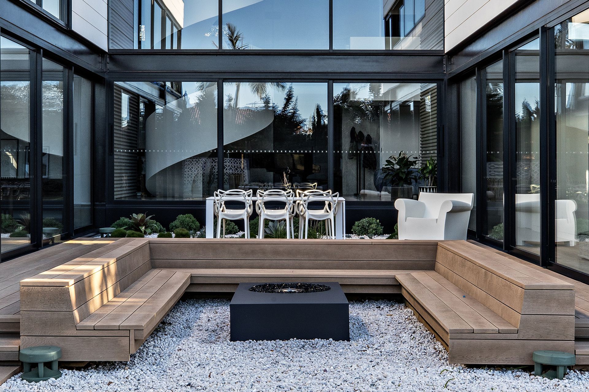 Built-in seating creates a warm entertaining area with Millboard Decking | Photography: The Palm Co. Photography