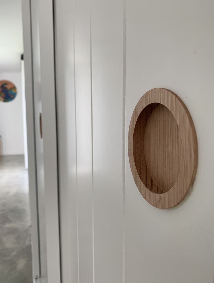 The Setto Round Handle is a classic inset pull handle designed to sit flush with the frame of your door or drawer.