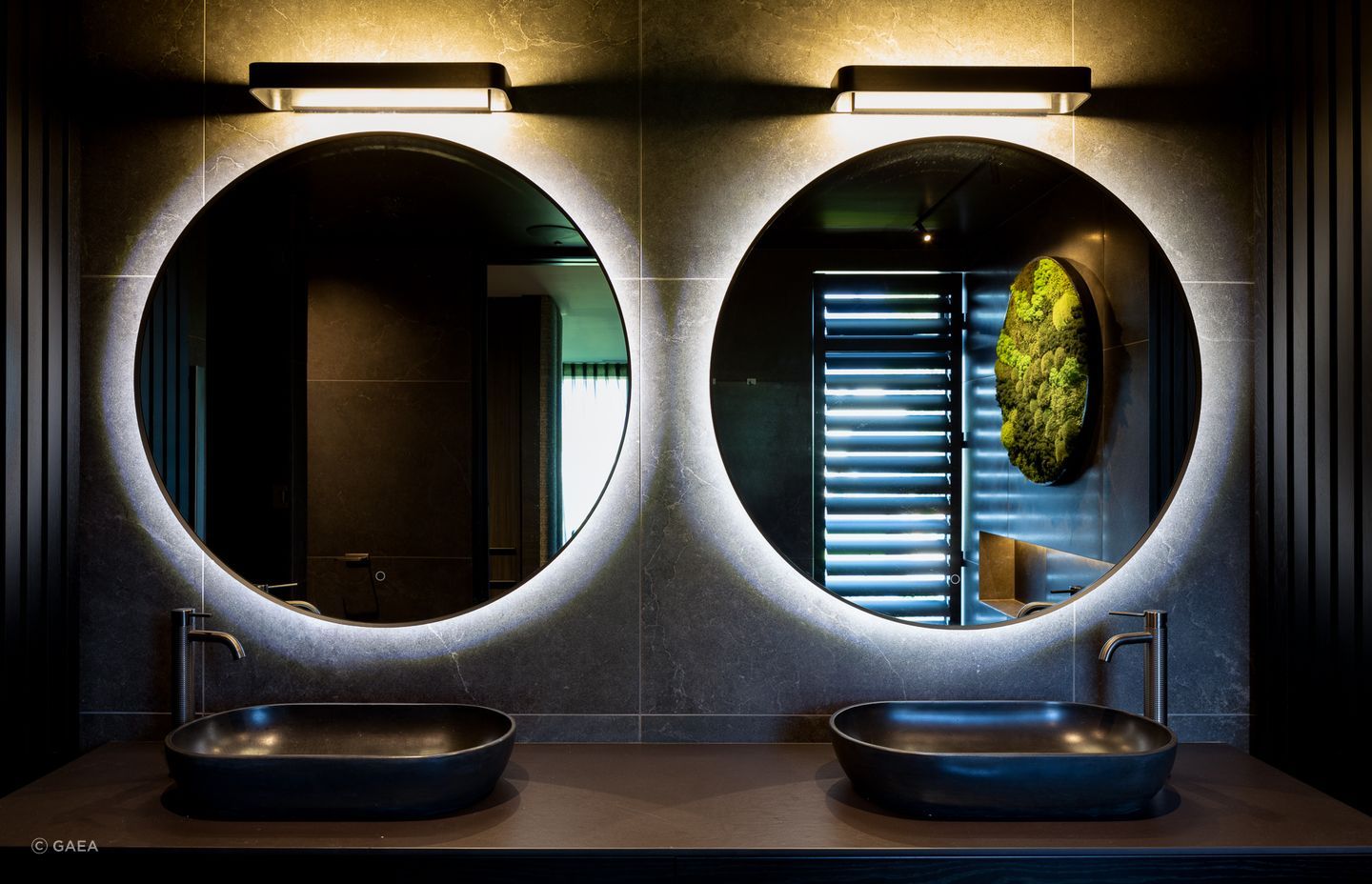 Always entrust professionals, especially where complex elements are involved, flawlessly showcased in this bathroom in Queenstown - Photography: Marina Matthews