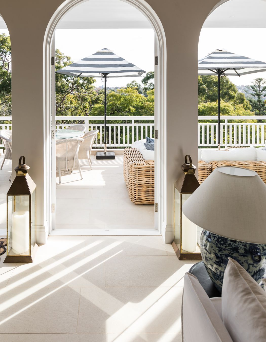 Reminiscent of sandy beach-scapes, Tavira Limestone combines elegance with a relaxed, coastal ambience.