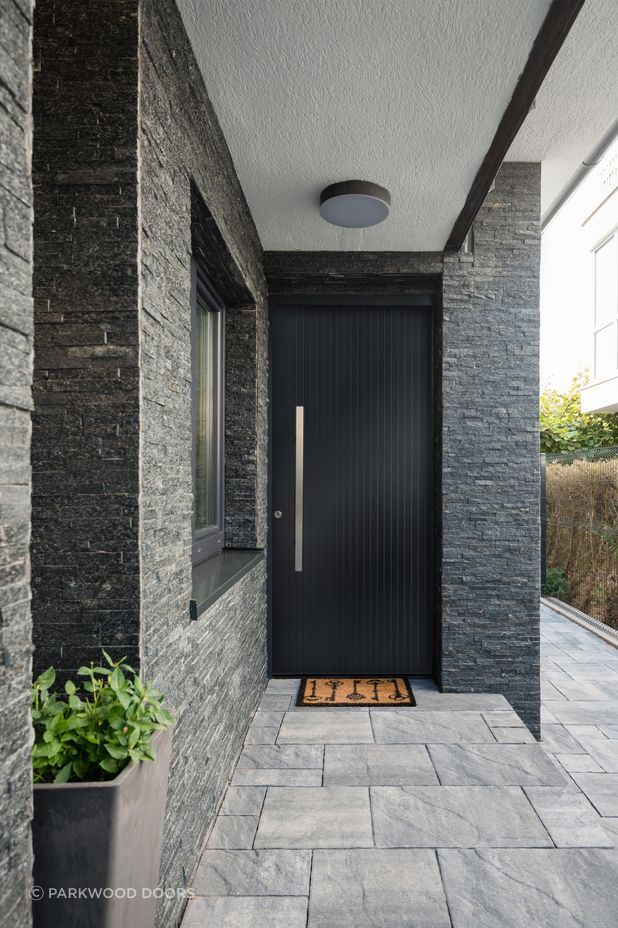 Sleek and contemporary, this aluminium door by Parkwood Doors features 
minimalist vertical grooves.