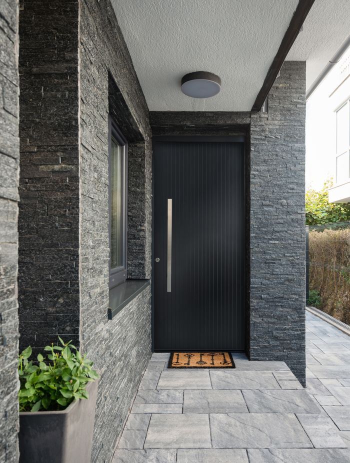 Sleek and contemporary, this aluminium door by Parkwood Doors features 
minimalist vertical grooves.