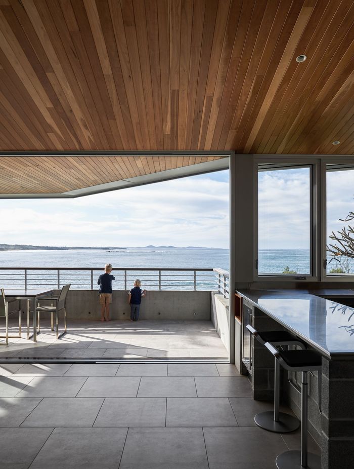 Hoods HH450 and HH900 in Zeus Silver Grey Matt were chosen to augment the passive heating and cooling of the home.