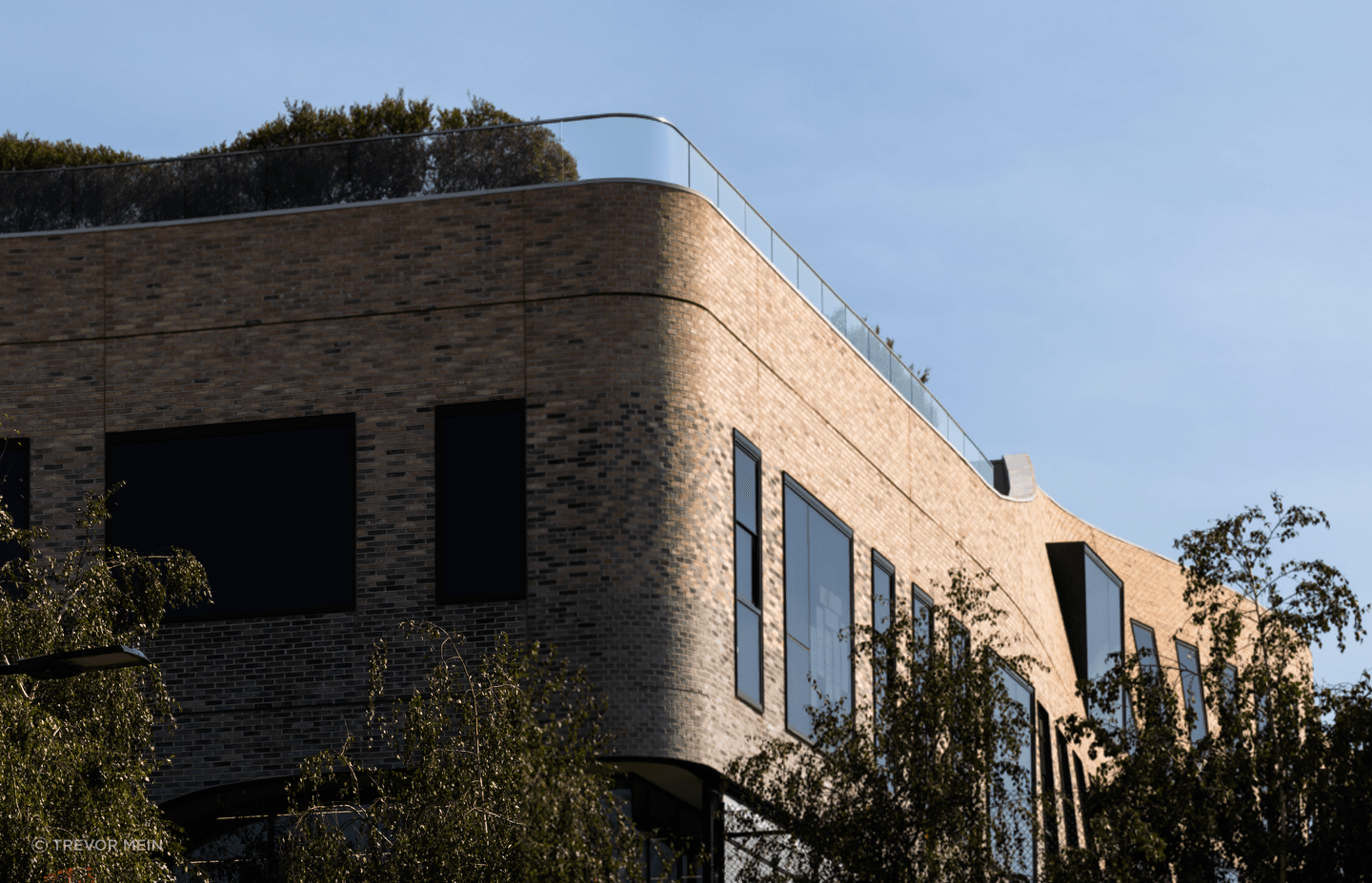 The natural colour variation of Petersen bricks made them perfect for the task.