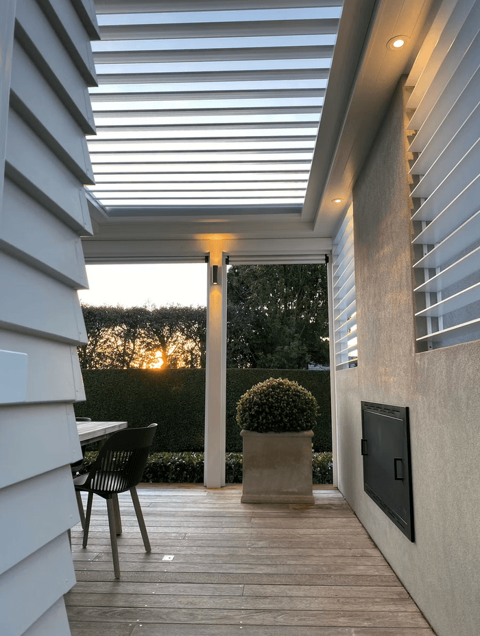 The operable louvres mean there is no compromise – the super fine profile can be opened to maximise light, or closed to provide shelter.