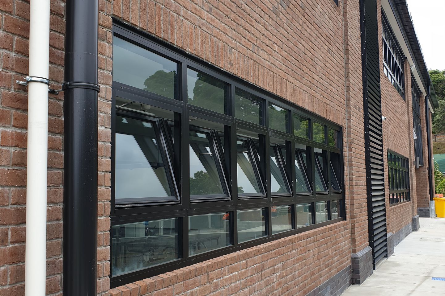 Onehunga High School tech Block provides for catering and hospitality, art, science and technology training as well as being able to be used for events. The building showcases EllisCo's automatic natural ventilation control panels.