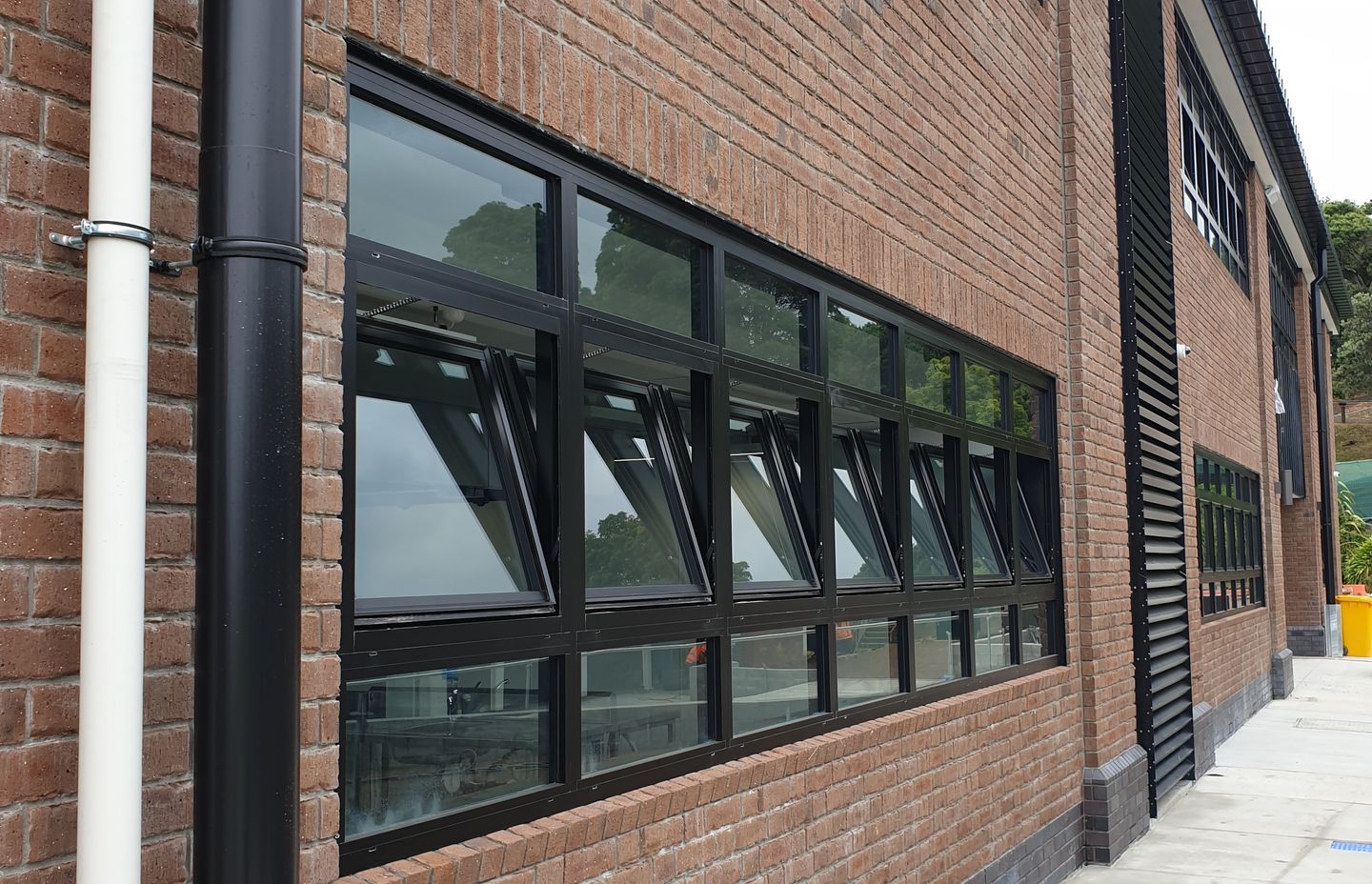 Onehunga High School tech Block provides for catering and hospitality, art, science and technology training as well as being able to be used for events. The building showcases EllisCo's automatic natural ventilation control panels.