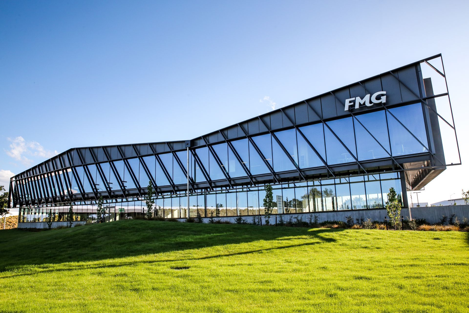 For the FMG office building at Christchurch International Airport, the high-performance PW1000 unitised curtainwall system was installed with integrated solar shading devices on uppler level and integrated doors on the lower level.