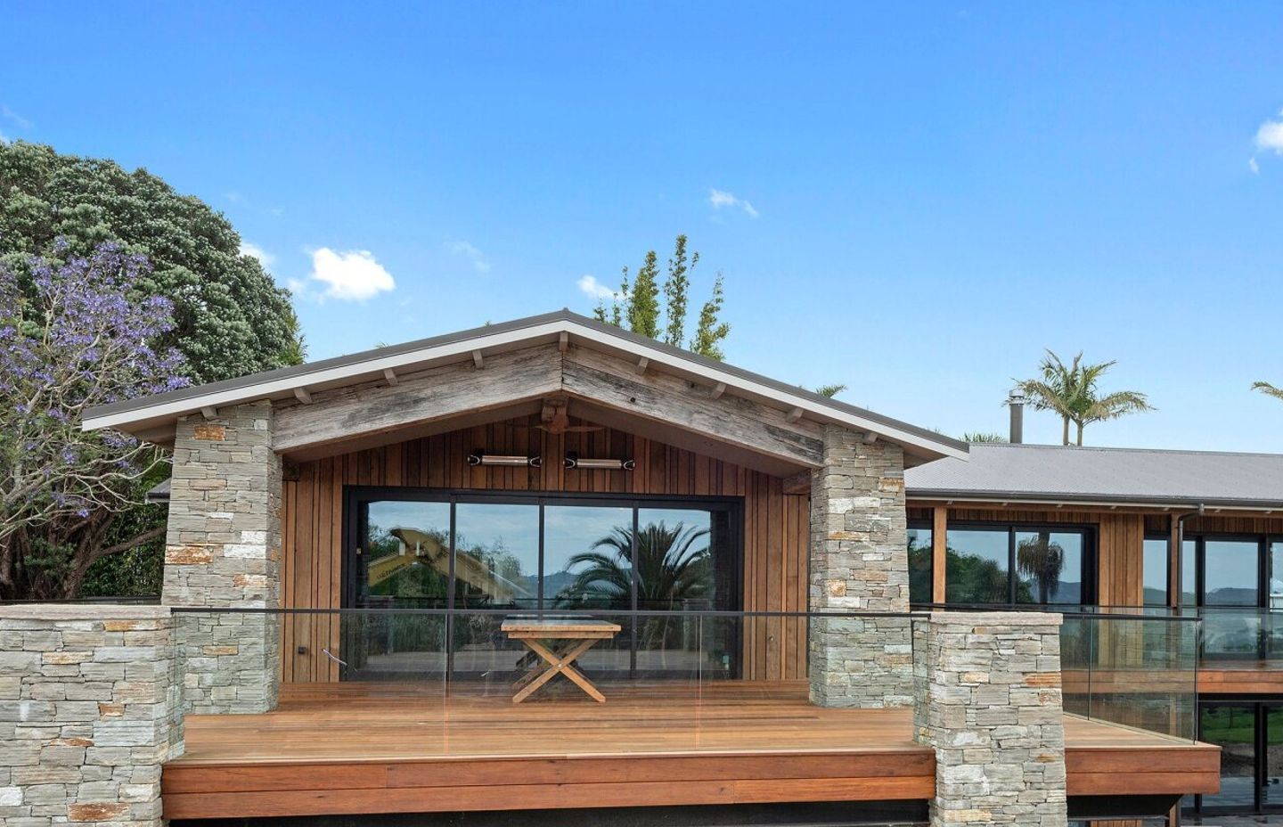 Don't be afraid to go large! Paradise Quarry walling products can be used to dramatic effect when teamed with a raft of complementary materials.