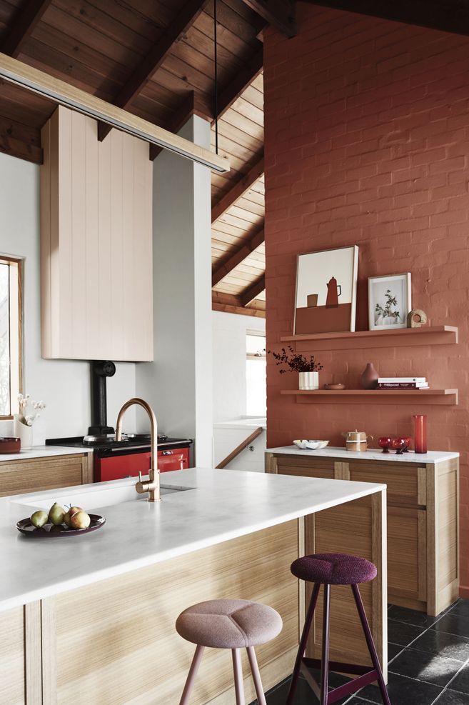 DULUX SUMMER FORECAST 2021. STYLIST: BREE LEECH. PHOTOGRAPHER: LISA COHEN. COLOURS: DULUX PREBBLETON, HALFWAY BLUFF AND MT ASPIRING HALF. SUPPLIERS: BOWL – LIGHTLY; VASE – CAPRA DESIGNS; ARTWORK (LEFT) BY MARK ALSWEILER, SCULPTURE – MODERN TIMES; ARTWORK