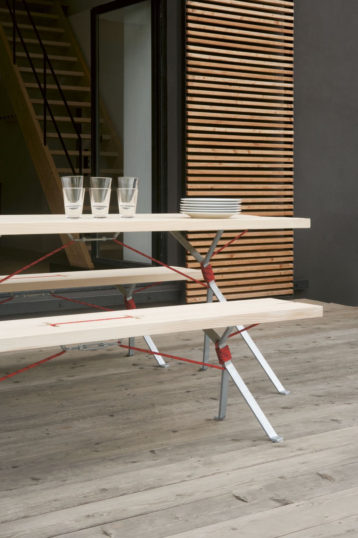 Kampenwand features galvanised or waxed steel legs and comes with either red or black rope.