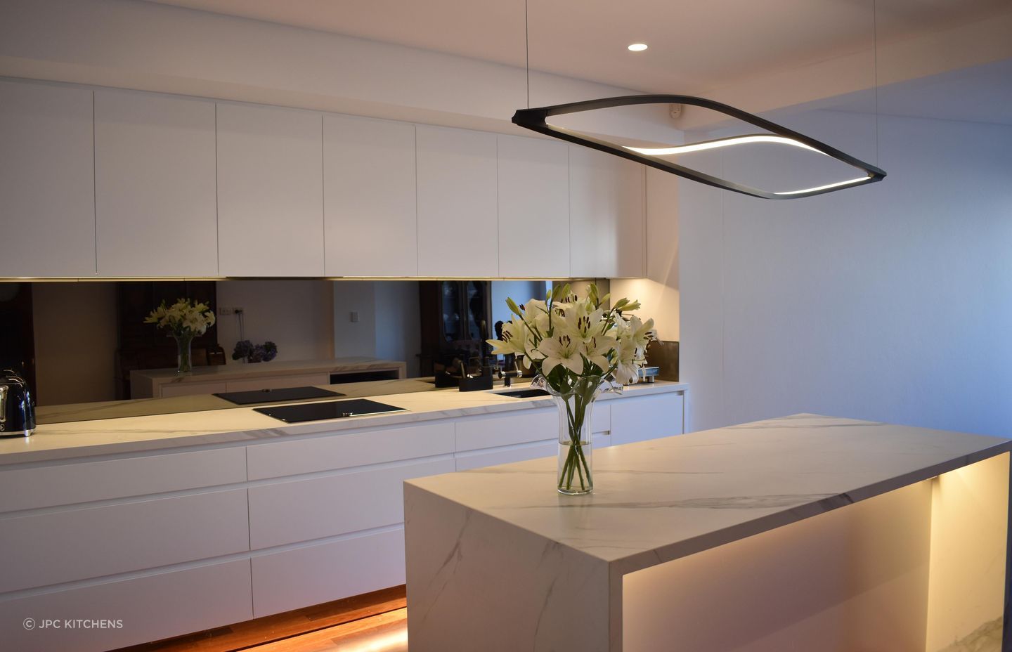 A dramatic smoked mirror splashback